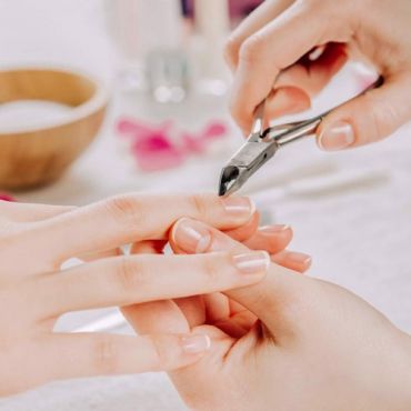 Basic Manicure Pedicure - مينيكير بيديكير عادي